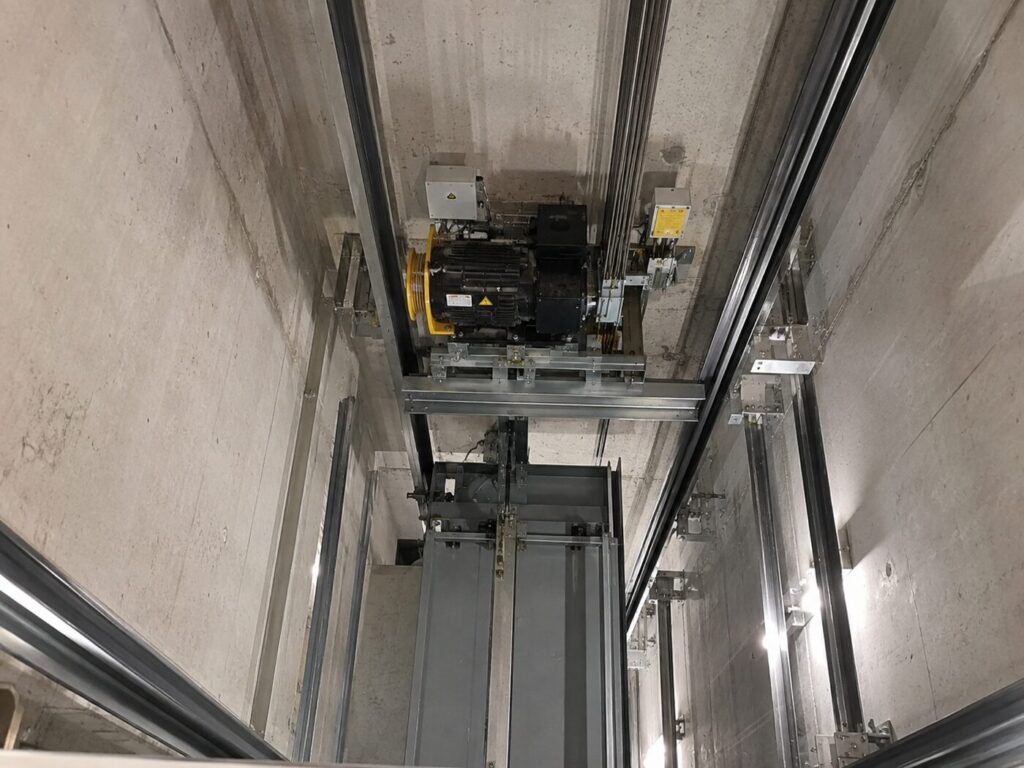 מעלית MRL — המנוע בתוך הפיר, ללא חדר מכונות