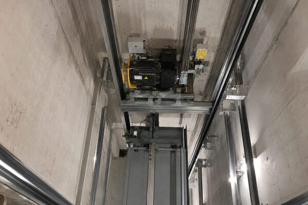 מעלית MRL — המנוע בתוך הפיר, ללא חדר מכונות