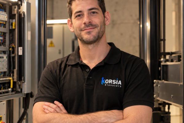 טכנאי קורסיה מעליות בחדר מכונות מעלית